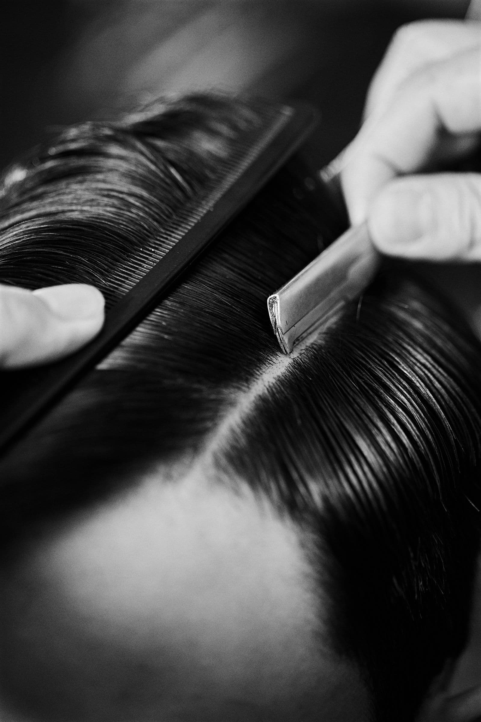 Hairstylist al lavoro durante un taglio